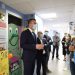 El presidente de la Diputación de Valencia, Vicent Mompó, junto al equipo de L’ETNO durante su visita a la planta de Pediatría del Hospital Clínico de Valencia, donde se impartió un taller del proyecto ‘Espanta la por’.