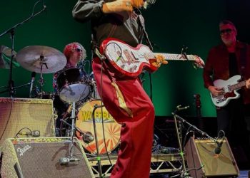 El Roig Arena vibra con The Waterboys en un sold out histórico