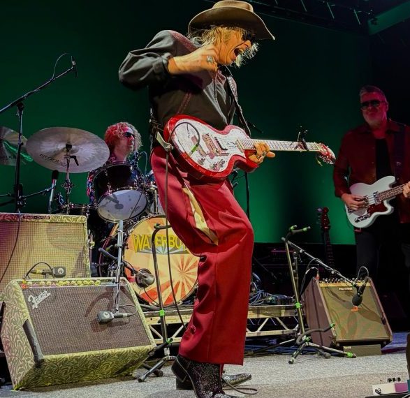 El Roig Arena vibra con The Waterboys en un sold out histórico