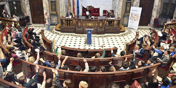 Un total de 130 niñas y niños de los colegios Jaime Balmes, María Auxiliadora y Santa Teresa han trasladado sus propuestas al Pleno
