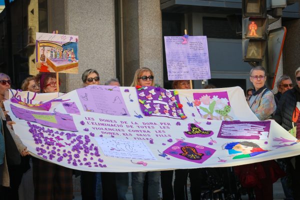 Vecinos, entidades y asociaciones de Torrent participan en el acto institucional del 25N frente al Ayuntamiento.