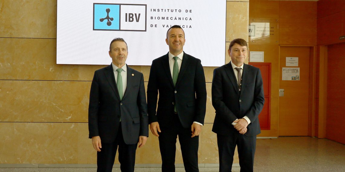 Vicent Mompó durante su visita al Instituto de Biomecánica para conocer el desarrollo del nuevo guante de pilota valenciana