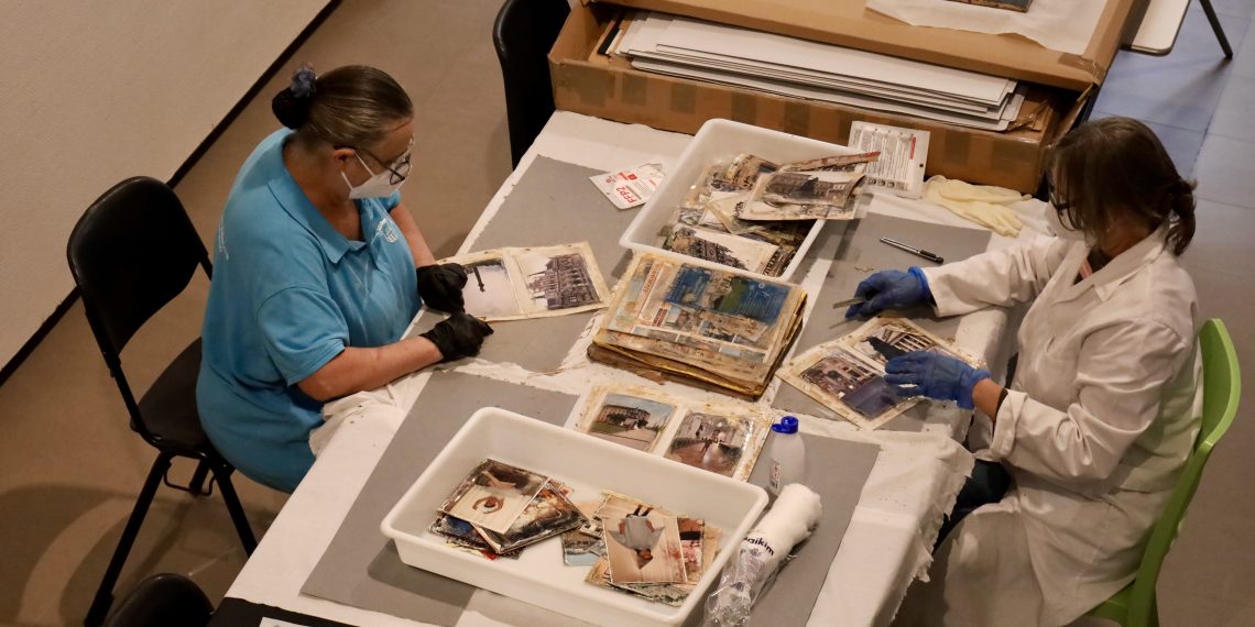 Vicent Mompó visita el laboratorio de Algemesí donde se restauran las fotos dañadas por la dana dentro del proyecto ‘Salvem les fotos’.