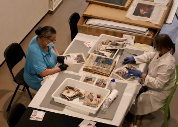 Vicent Mompó visita el laboratorio de Algemesí donde se restauran las fotos dañadas por la dana dentro del proyecto ‘Salvem les fotos’.