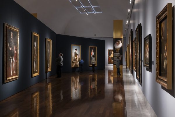 Visitantes recorren la exposición ‘Clásicos y modernos’ en el Museu de Belles Arts de Valencia. Miguel Lorenzo