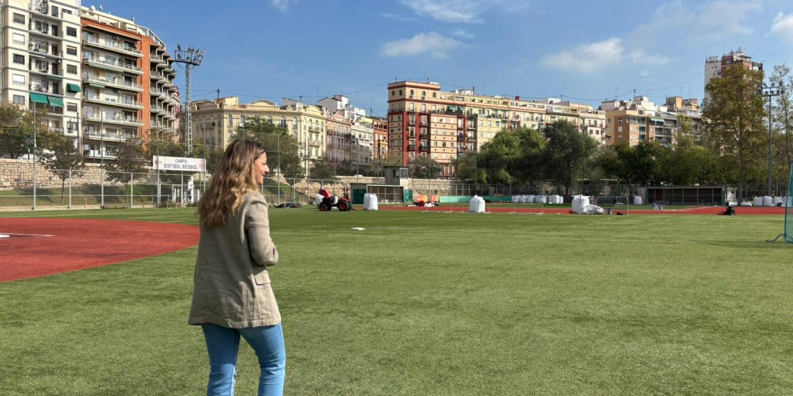 La Fundación Deportiva Municipal renueva el césped artificial del campo de béisbol del Jardín del Turia con una inversión superior a 130.000€