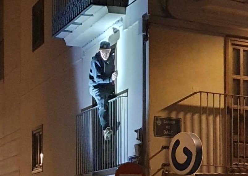 Tres detenidos tras ser sorprendidos escalando la fachada de un edificio en Ciutat Vella