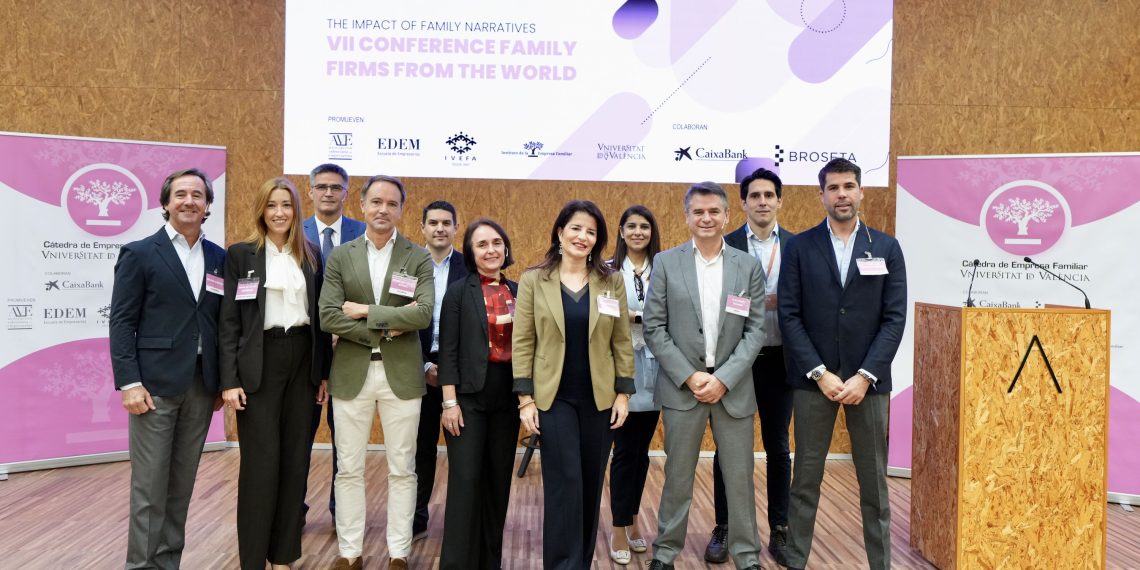 Los ponentes Allan Discua y Alexandra Dawson, junto a Alejandro Escribá, durante la VIII Jornada de Empresas Familiares en el Mundo organizada por la Cátedra de Empresa Familiar de la Universidad de Valencia.