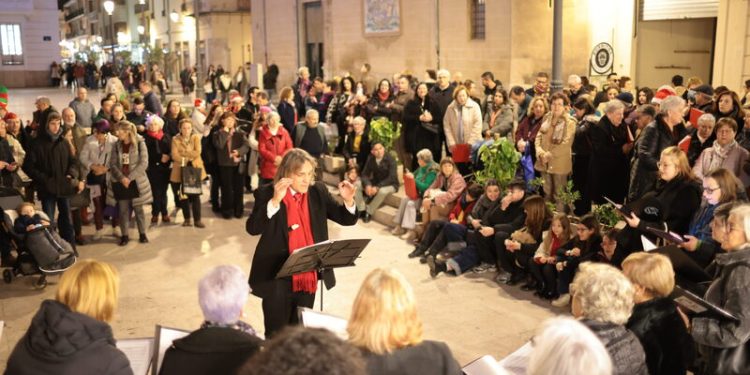 600 cantantes cierran “Nadal al Carrer” con villancicos en la Plaza de la Virgen