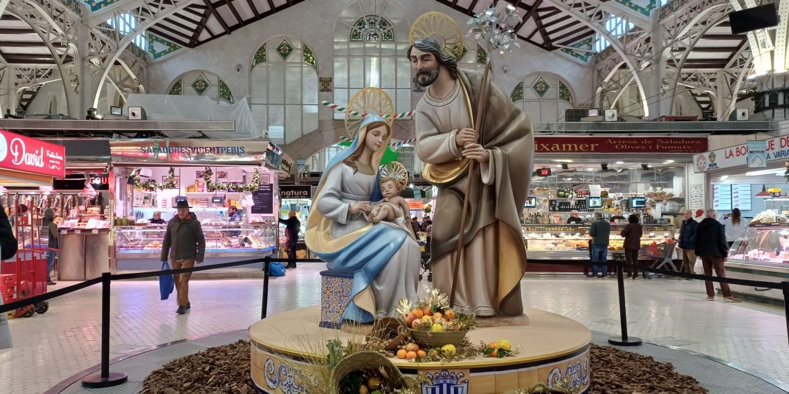 Valencia estrena el Nacimiento en el Mercat Central como nueva imagen navideña de la ciudad