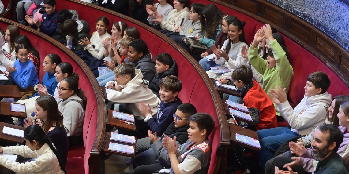 Más de 120 escolares de los colegios municipales celebran en el Ayuntamiento el Día de la Constitución
