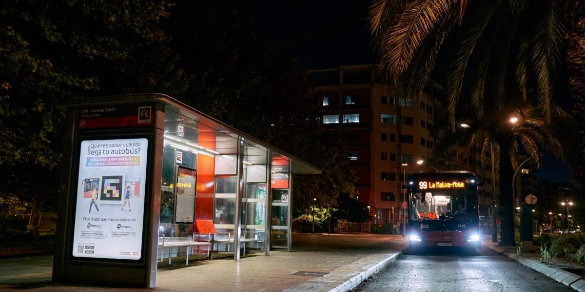 EMT Valencia ha iluminado ya el 93% de las marquesinas de sus paradas para hacerlas seguras