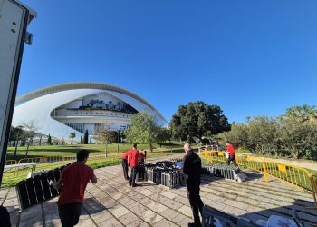 Valencia inicia el montaje del castillo de fuegos artificiales de Nochevieja