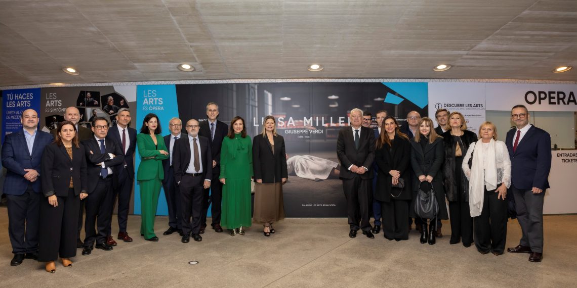 Carmen Ortí escenifica su respaldo a la cultura en el estreno de Luisa Miller en Les Arts