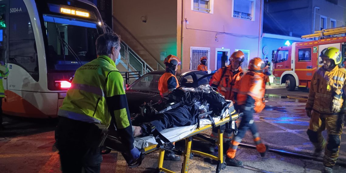 TRAM d’Alacant realiza un simulacro de una colisión con un coche eléctrico en Villajoyosa