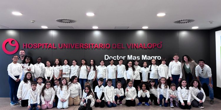 Alumnos del CEIP La Alcudia ofrecen un concierto de villancicos en el hall del Hospital Universitario del Vinalopó.