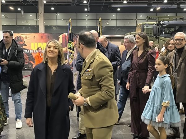 Autoridades civiles y militares durante la inauguración de una nueva edición de ExpoJove en Feria Valencia.
