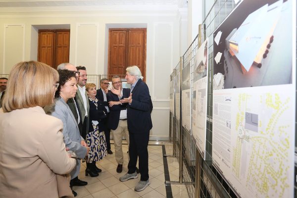 Autoridades durante la exposición pública de los anteproyectos del Palacio de Congresos de Elche.