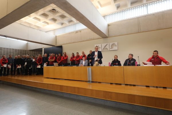 Autoridades y miembros del Grupo Especial de Rescate del Consorcio Provincial de Bomberos, durante el acto conmemorativo de su 20 aniversario en Sant Vicent del Raspeig.