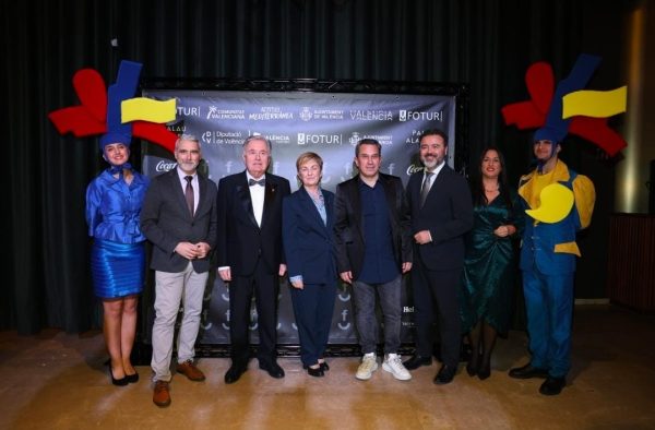Autoridades y representantes institucionales posan en el photocall del Aniversario de FOTUR, una de las citas más veteranas del sector turístico y del ocio.