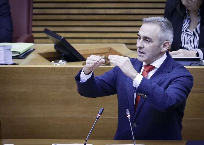 Barrachina anuncia un impulso de 50 millones de euros para modernizar explotaciones y exige un Pacto Nacional del Agua basado en criterios técnicos