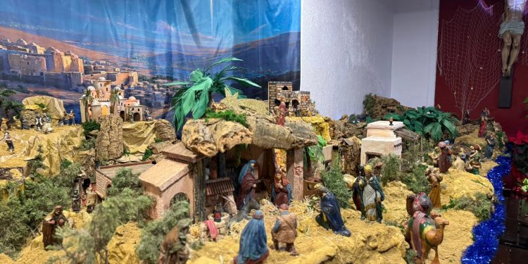 Belén clásico instalado por una de las cofradías de la Semana Santa Marinera en los barrios marítimos de Valencia.