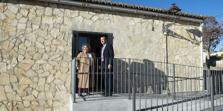 Vicent Mompó y Yovana Herrero durante la visita al edificio municipal adaptado como centro de respiro en Benigànim. Foto: Abulaila