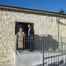 Vicent Mompó y Yovana Herrero durante la visita al edificio municipal adaptado como centro de respiro en Benigànim. Foto: Abulaila