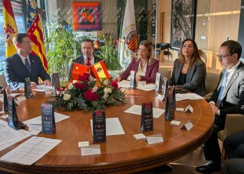 Carmen Ortí destaca que el Beihang–Valencia Polytechnic Institute abrirá oportunidades en ingeniería aeroespacial e inteligencia artificial.