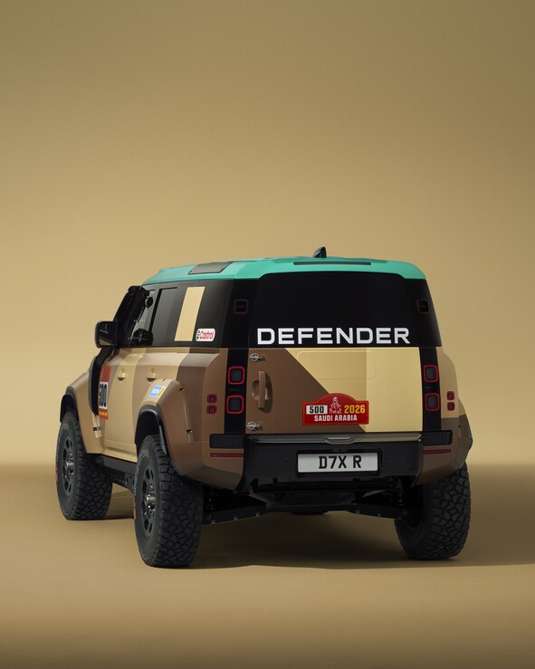 DEFENDER_DAKAR_D7X-R_500_REAR_3-4_4X5.jpg