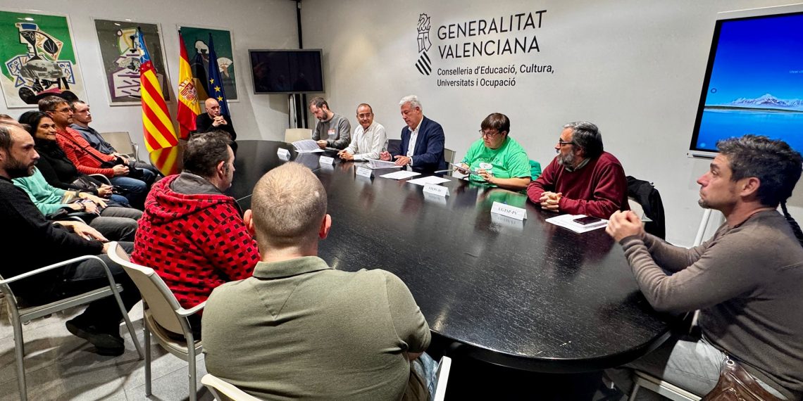 Educación y sindicatos pactan mejoras laborales para especialistas docentes