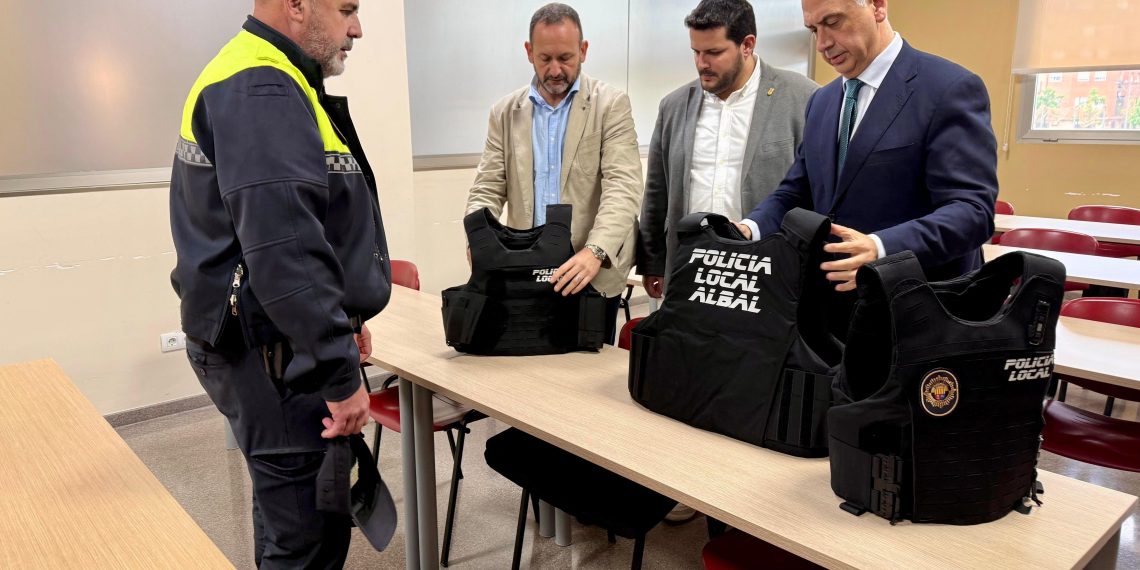 La Generalitat refuerza con más de 415.000 euros los recursos policiales y de protección civil en los municipios afectados por la riada