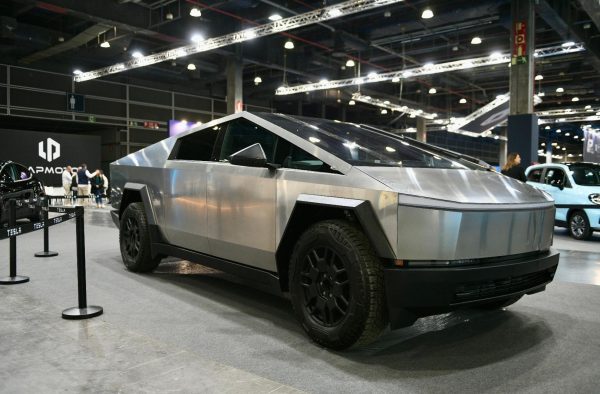 El Tesla Cybertruck, una de las grandes atracciones de la Feria del Automóvil de Valencia.