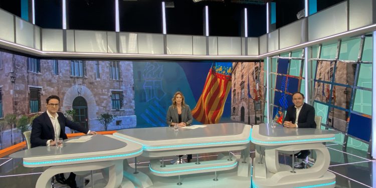 El president Juanfran Pérez Llorca durante la entrevista grabada en el Estudio 3 de À Punt.