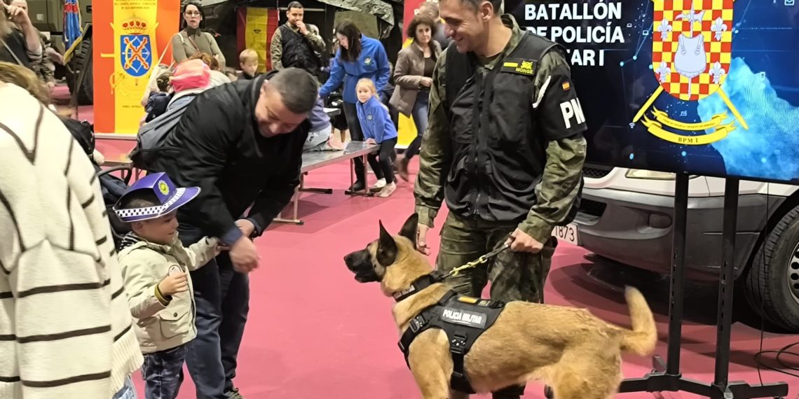 El stand de las Fuerzas Armadas en ExpoJove, uno de los espacios más visitados por el público joven.