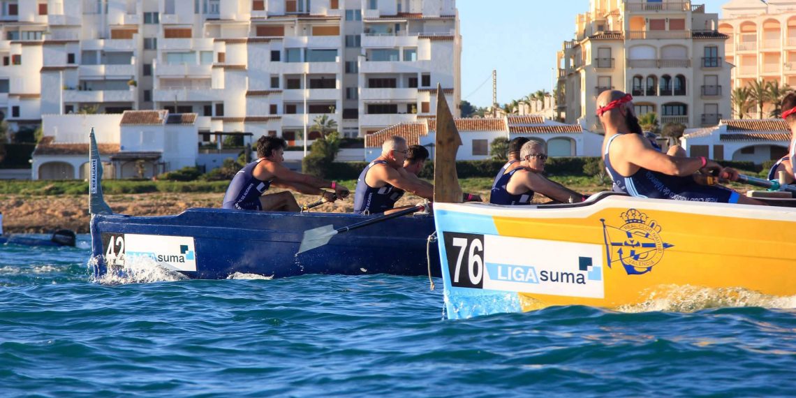 Embarcaciones de remo durante una competición autonómica.