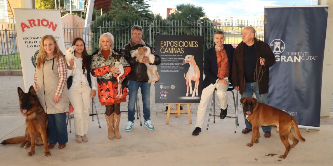 Expositores y participantes durante una de las ediciones anteriores de las Exposiciones Internacionales Caninas en Torrent.