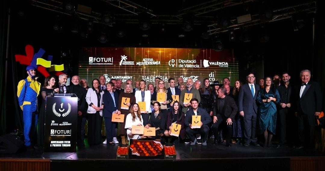 Foto de familia de premiados, autoridades y representantes del sector durante la gala del Aniversario de FOTUR y los Premios Turismo 2025 en Valencia