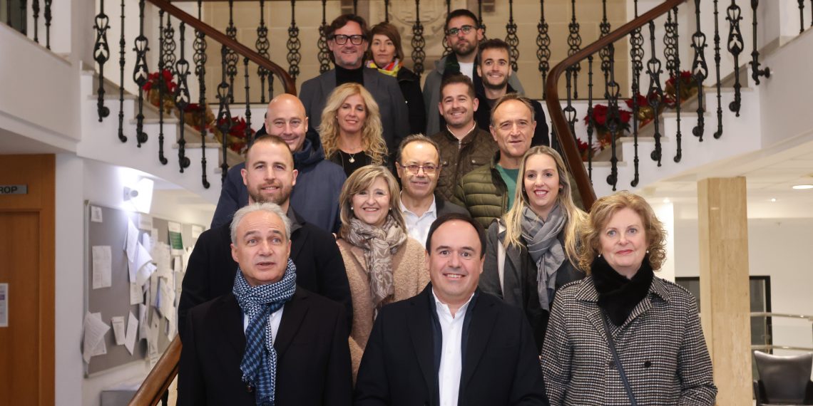 Pérez Llorca visita el Ayuntamiento de Utiel en un encuentro institucional