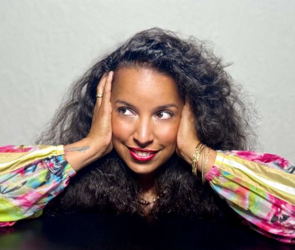 Glenda del E, pianista y cantante de la banda de Alejandro Sanz, será protagonista de la nueva sesión de Encuentros en el Carmen en el CCCC.