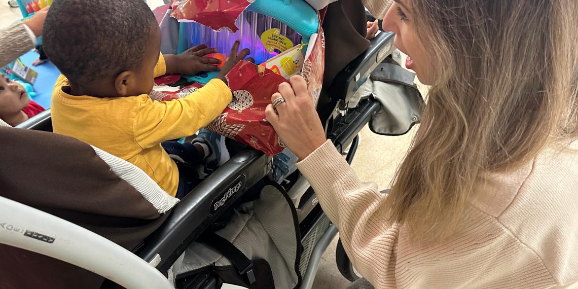 Niños y niñas de la Escuela Infantil del Hogar Provincial disfrutan con la tradicional entrega de juguetes
