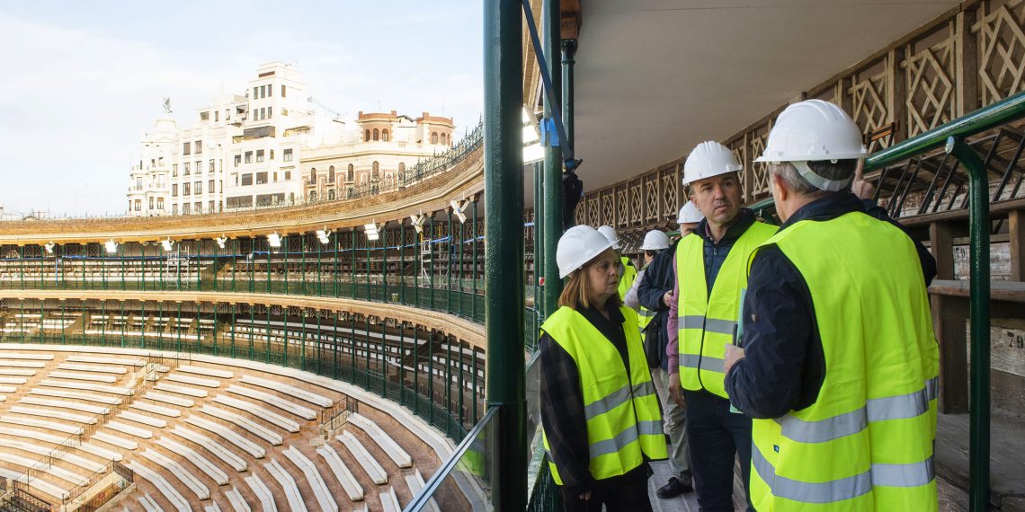 La renovación lumínica de la Plaza de Toros avanza adecuadamente