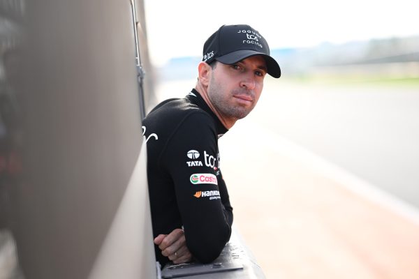 António Félix da Costa, en el muro de boxes durante los test de pretemporada de Fórmula E en el Circuito Ricardo Tormo. (Photo by Simon Galloway/LAT Images)