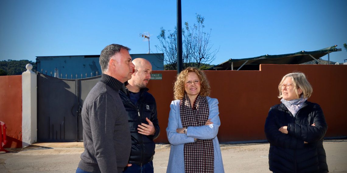 La alcaldesa de Torrent, Amparo Folgado, durante la visita a la urbanización Bonavista tras la finalización de las obras de iluminación.