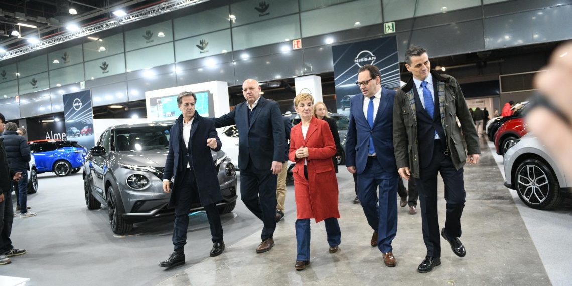 La consellera Marian Cano, junto a representantes del sector, durante la inauguración de la Feria del Automóvil de Valencia.