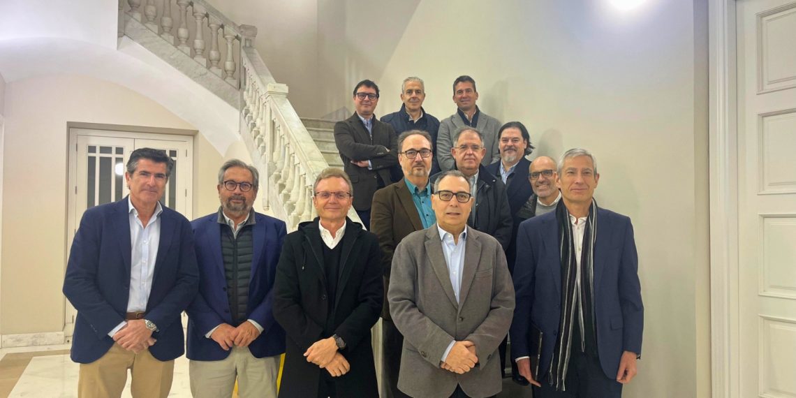 La junta directiva de Fecoval se reúne con el director general Pedro López para abordar el apoyo a las empresas valencianas en la obra pública.