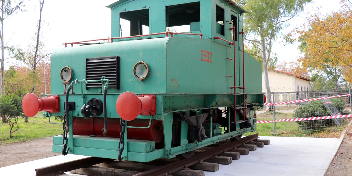 La locomotora de ‘el Trenet’ durante su traslado a la avenida Adolfo Suárez de Puerto de Sagunto.