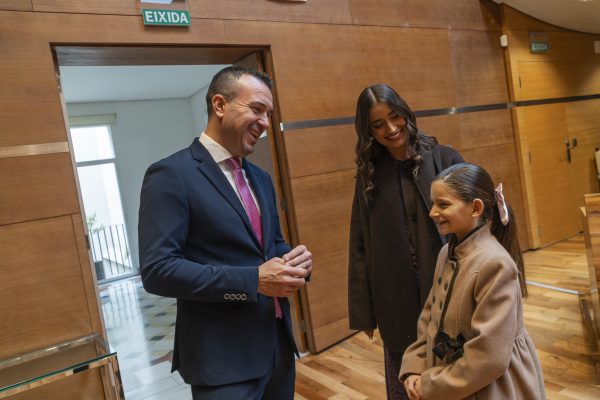 Las Falleras Mayores de Valencia 2026 reciben el saludo institucional del president Mompó en la Diputación.