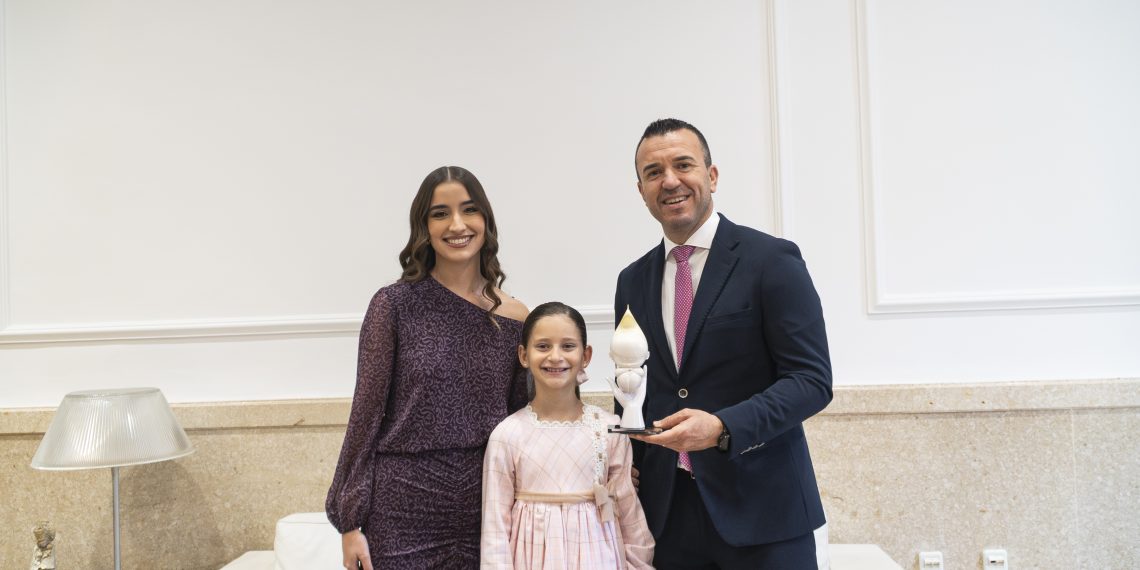Las representantes de las Fallas 2026 visitan el Salón de Plenos junto al president de la Diputación.