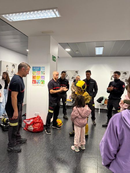 Los bomberos del Parque de Elche durante su visita a la unidad de Pediatría del Hospital Universitario del Vinalopó con motivo de la Navidad.